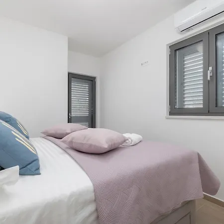 Ani Deluxe Makarska